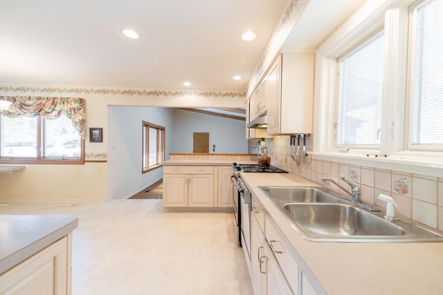 8480 Hampton, Grosse Ile Twp, MI 48138