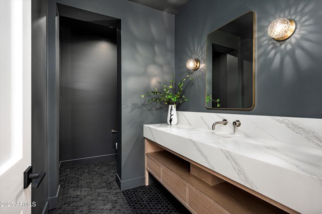 10220 N 66TH Street, Paradise Valley, AZ 85253