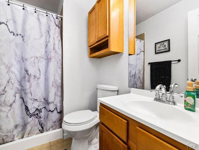14 Crestaloma Dr, Pueblo, CO 81005
