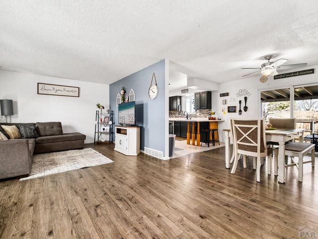 14 Crestaloma Dr, Pueblo, CO 81005