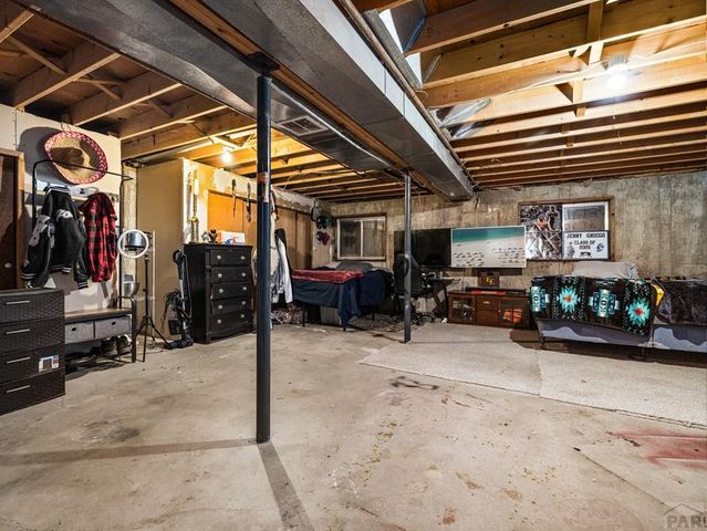 14 Crestaloma Dr, Pueblo, CO 81005