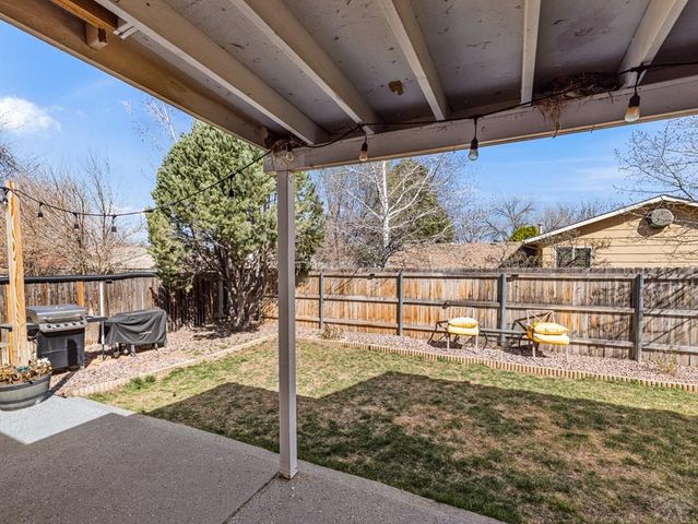 14 Crestaloma Dr, Pueblo, CO 81005
