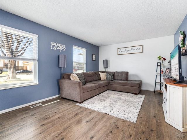 14 Crestaloma Dr, Pueblo, CO 81005