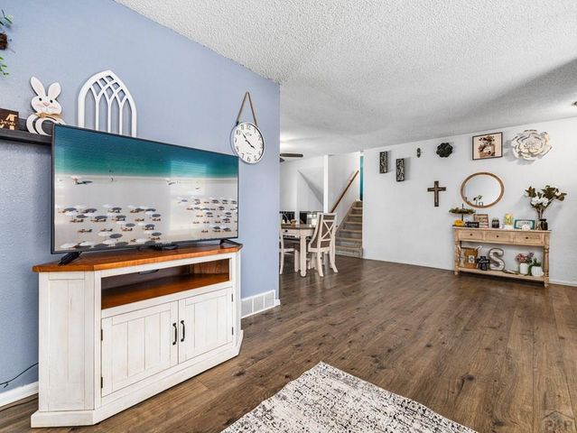 14 Crestaloma Dr, Pueblo, CO 81005