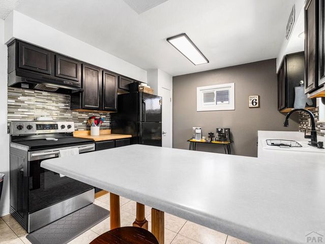 14 Crestaloma Dr, Pueblo, CO 81005