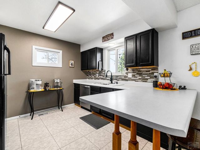 14 Crestaloma Dr, Pueblo, CO 81005