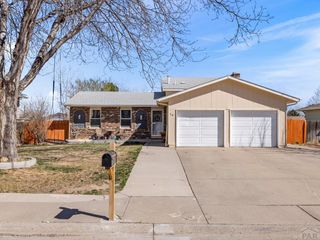 14 Crestaloma Dr, Pueblo, CO 81005