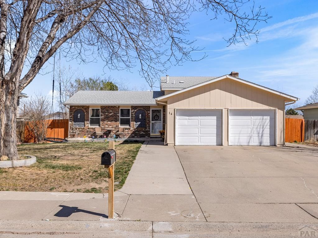 14 Crestaloma Dr, Pueblo, CO 81005