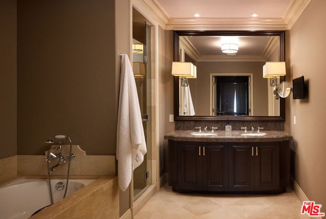 225 N Canon Drive 7D, Beverly Hills, CA 90210