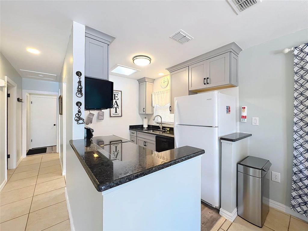 Image 20 of property listing at 1617 LAKE NETTIE COURT, Eustis, FL 32726