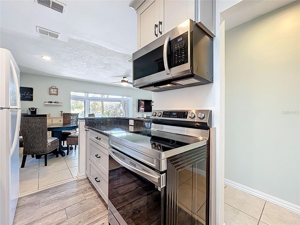 Image 21 of property listing at 1617 LAKE NETTIE COURT, Eustis, FL 32726