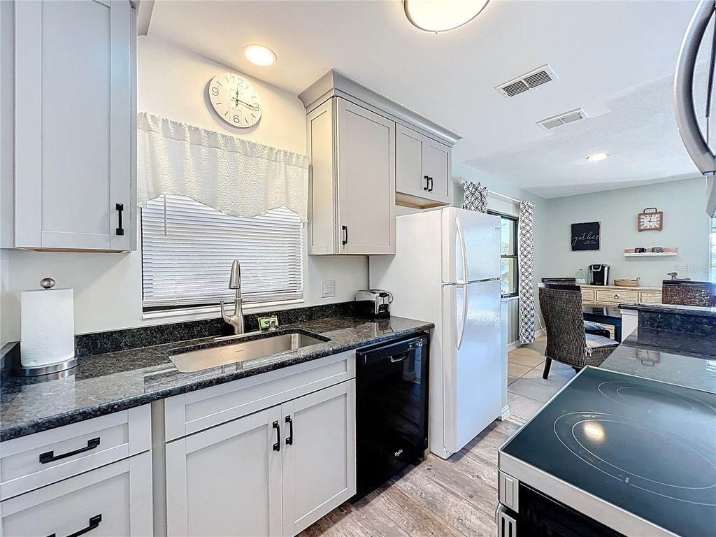 Image 22 of property listing at 1617 LAKE NETTIE COURT, Eustis, FL 32726