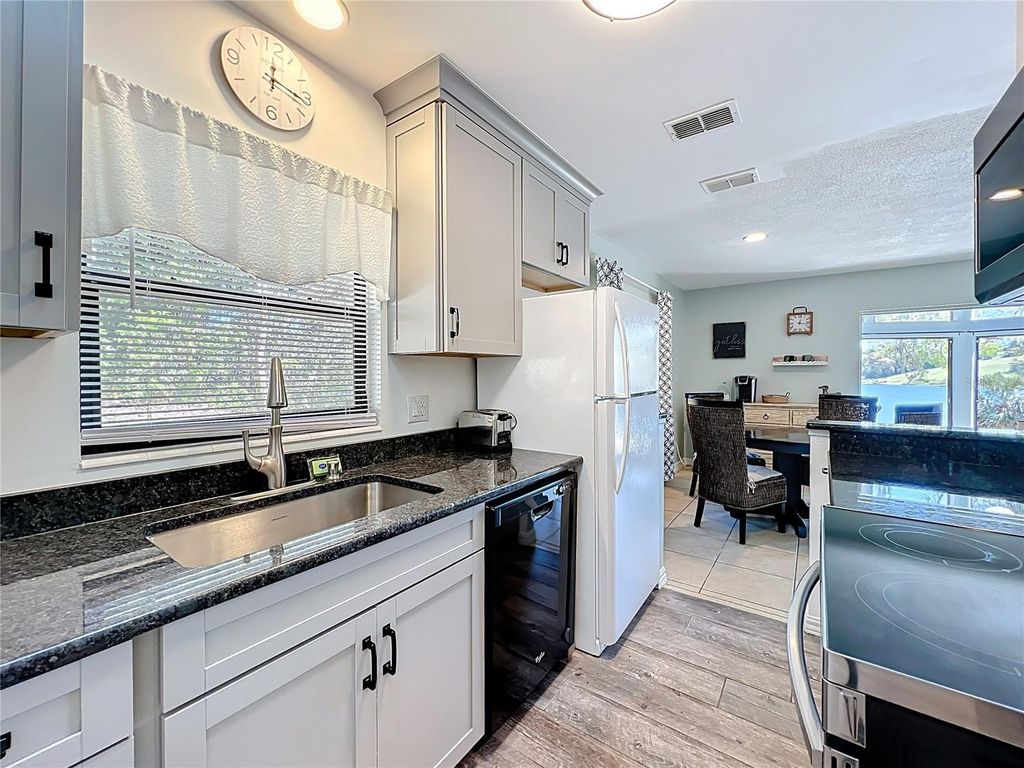 Image 25 of property listing at 1617 LAKE NETTIE COURT, Eustis, FL 32726