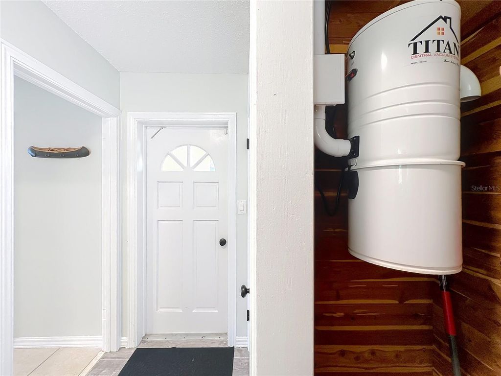 Image 36 of property listing at 1617 LAKE NETTIE COURT, Eustis, FL 32726