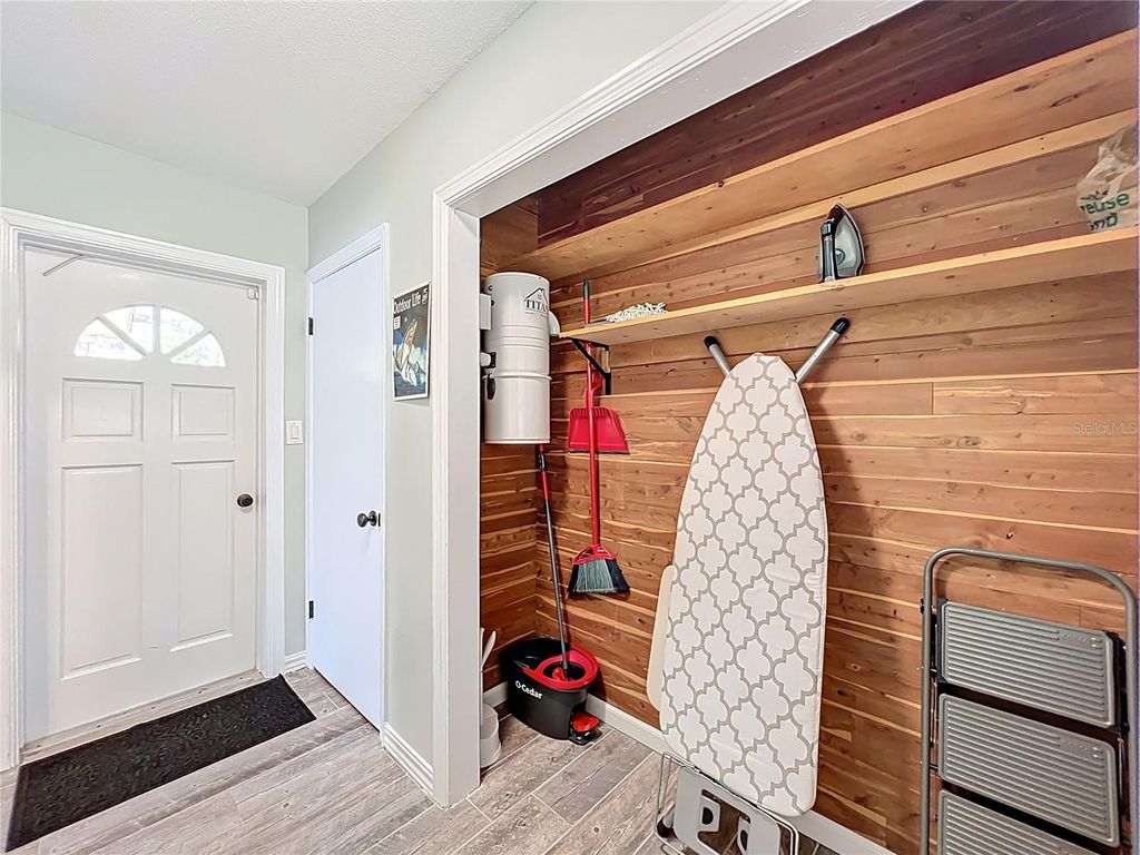 Image 38 of property listing at 1617 LAKE NETTIE COURT, Eustis, FL 32726