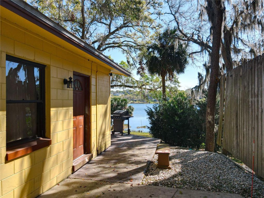 Image 41 of property listing at 1617 LAKE NETTIE COURT, Eustis, FL 32726