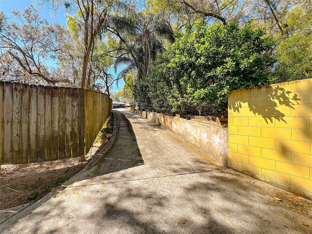 Image 46 of property listing at 1617 LAKE NETTIE COURT, Eustis, FL 32726