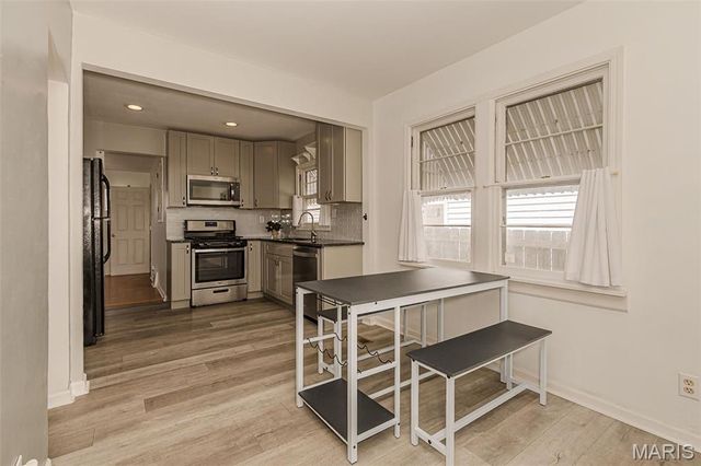 6962 Sutherland Avenue, St Louis, MO 63109