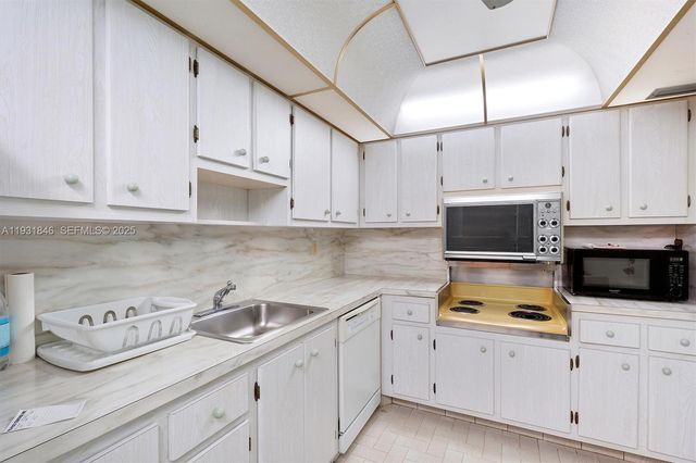 9511 Collins Ave 606, Surfside, FL 33154