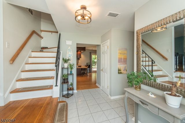 8 Maple Ave, East Hanover Twp., NJ 07936