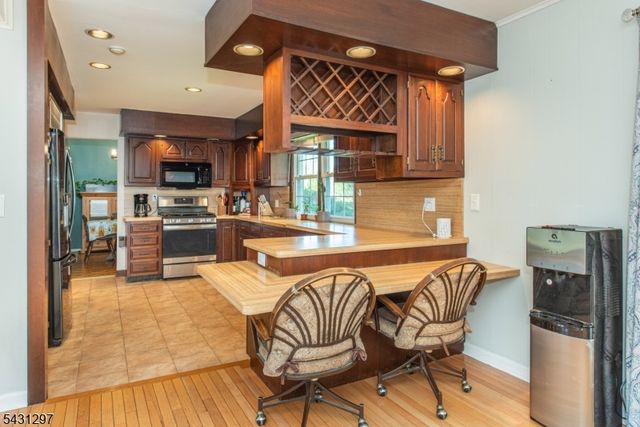 8 Maple Ave, East Hanover Twp., NJ 07936