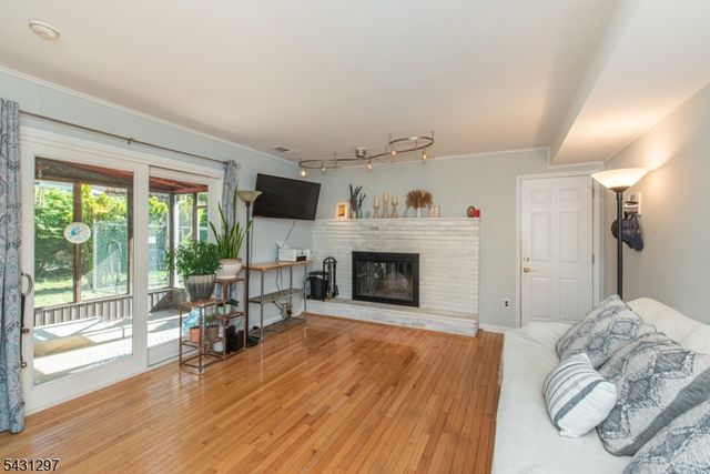 8 Maple Ave, East Hanover Twp., NJ 07936