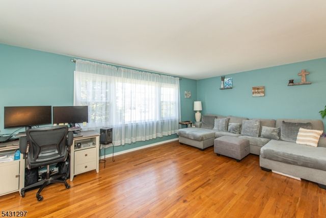 8 Maple Ave, East Hanover Twp., NJ 07936