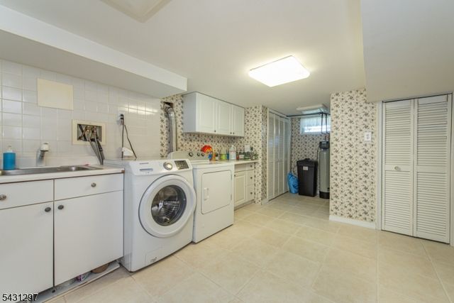 8 Maple Ave, East Hanover Twp., NJ 07936