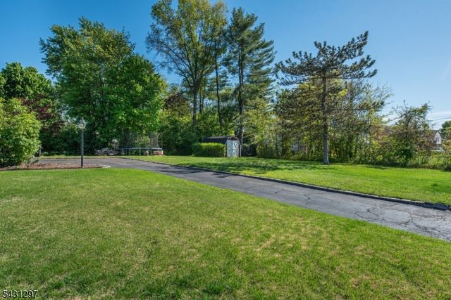 8 Maple Ave, East Hanover Twp., NJ 07936