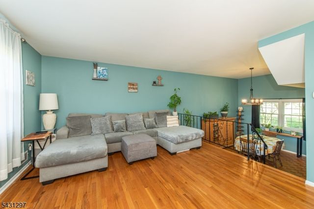 8 Maple Ave, East Hanover Twp., NJ 07936
