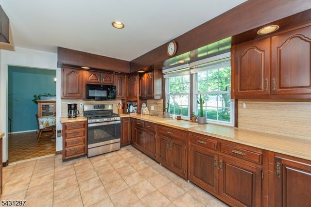 8 Maple Ave, East Hanover Twp., NJ 07936
