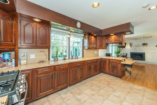 8 Maple Ave, East Hanover Twp., NJ 07936