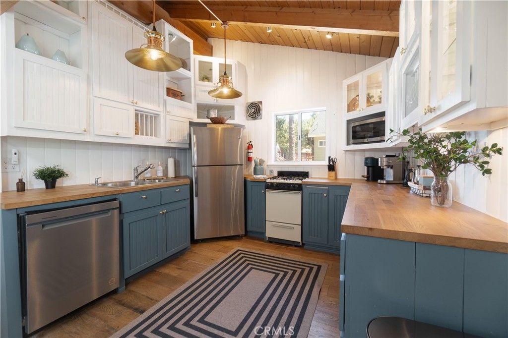 Image 11 of property listing at 33163 Holcomb Creek, Green Valley Lake, CA 92341