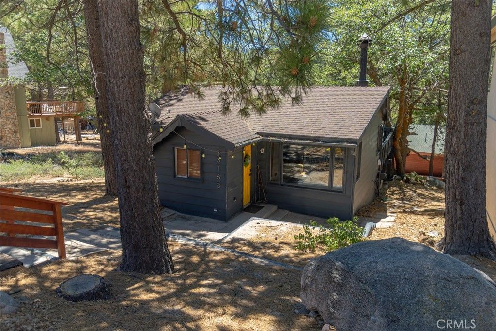 Image 2 of property listing at 33163 Holcomb Creek, Green Valley Lake, CA 92341