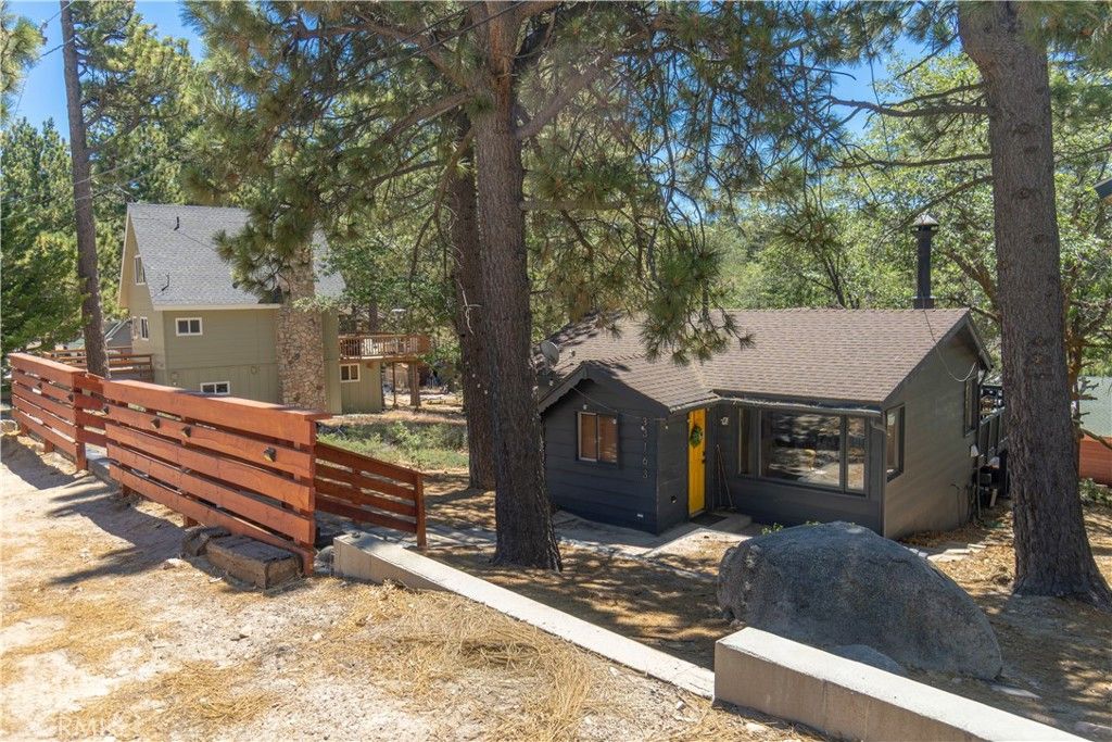 Image 3 of property listing at 33163 Holcomb Creek, Green Valley Lake, CA 92341