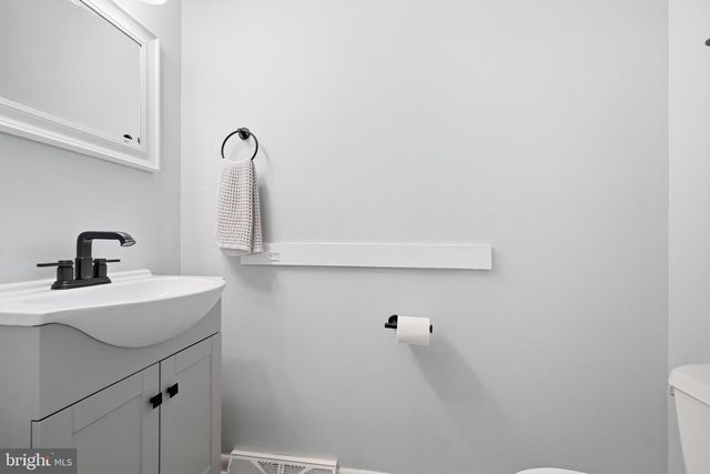 15 WHITE CLAY DR, Newark, DE 19711