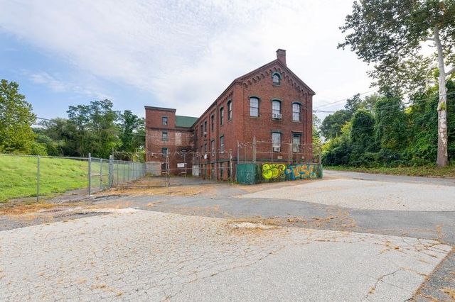 35 Lower Grape St, Chicopee, MA 01013