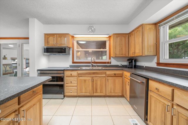 500 WALNUT Street, Welaka, FL 32193