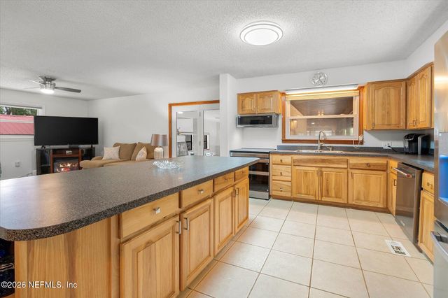 500 WALNUT Street, Welaka, FL 32193
