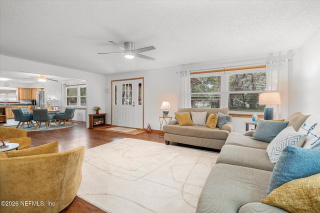 500 WALNUT Street, Welaka, FL 32193