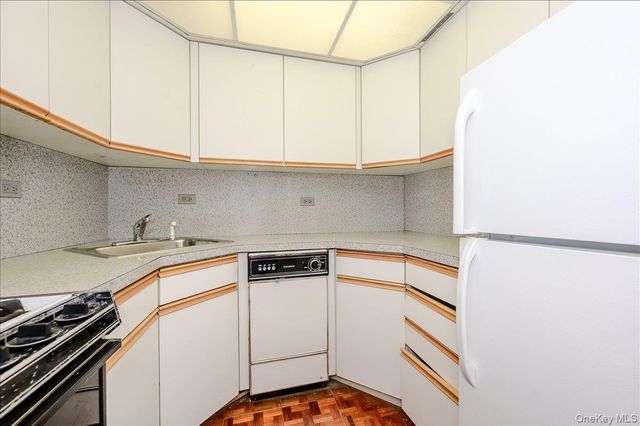 522 Shore Road 2V V, Long Beach, NY 11561