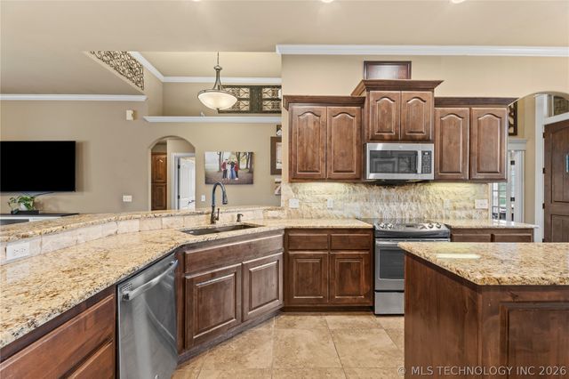 8136 N 68th East Place, Owasso, OK 74055