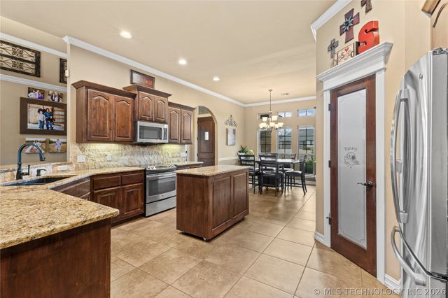 8136 N 68th East Place, Owasso, OK 74055