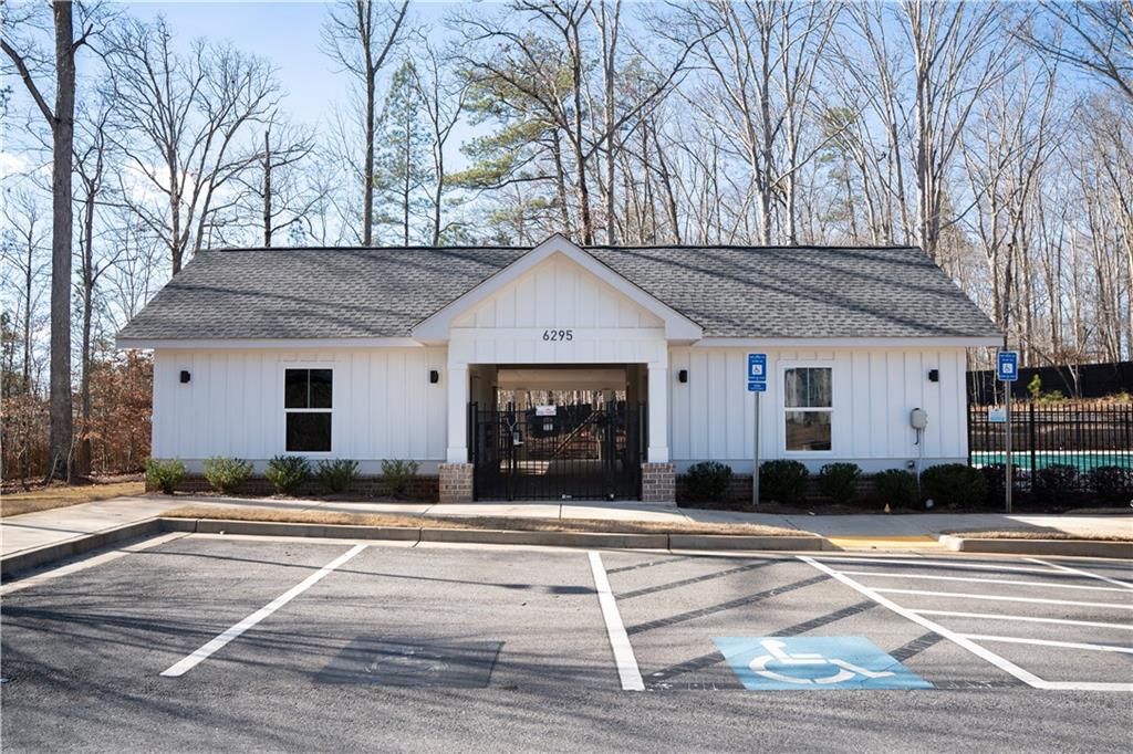 Image 23 of property listing at 6260 Bracken Brown Drive, Alpharetta, GA 30004