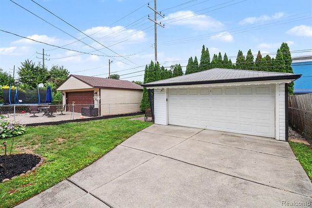 21739 Cedar Street, Saint Clair Shores, MI 48081