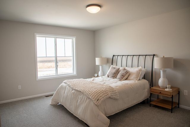 213 Lionheart Drive, Horace, ND 58047