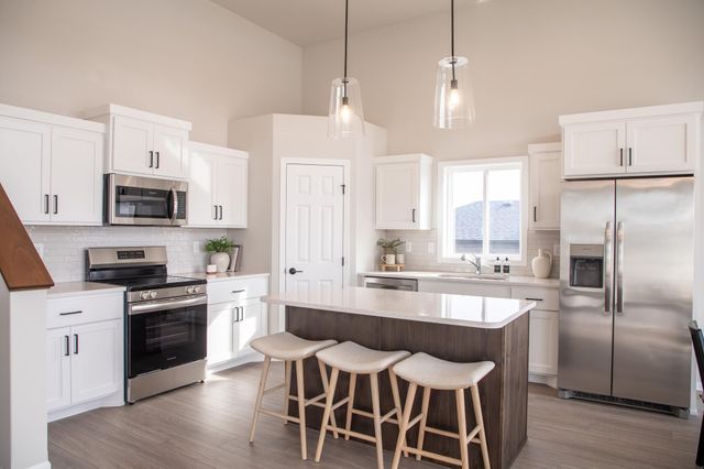 213 Lionheart Drive, Horace, ND 58047