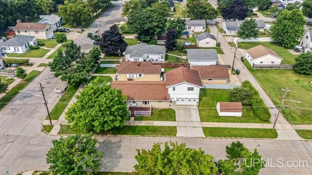 1020 S 18th Street, Escanaba, MI 49829
