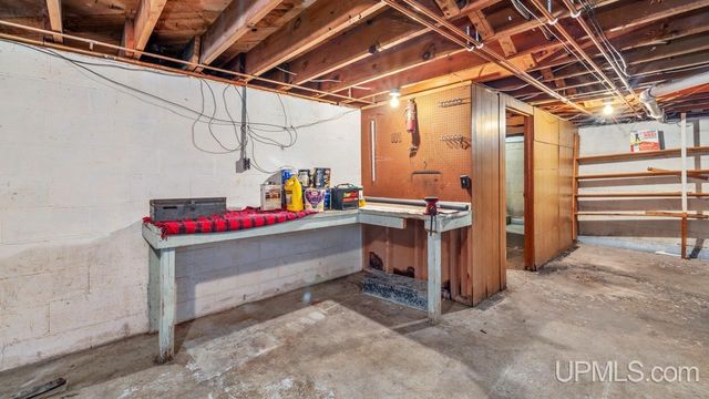 1020 S 18th Street, Escanaba, MI 49829