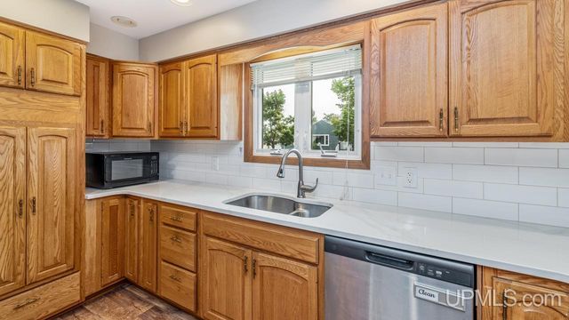 1020 S 18th Street, Escanaba, MI 49829